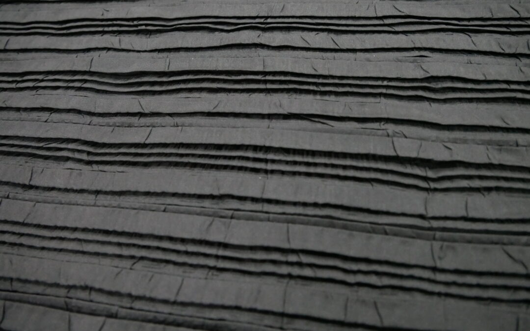 Le Pli Plat : L’Élégance de la Ligne au Service du Textile